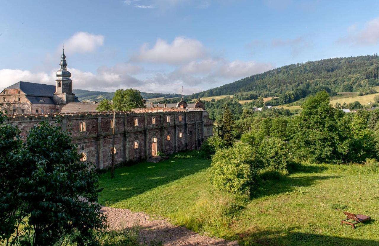 Zamek Sarny - Schloss Scharfeneck Kłodzko Buitenkant foto