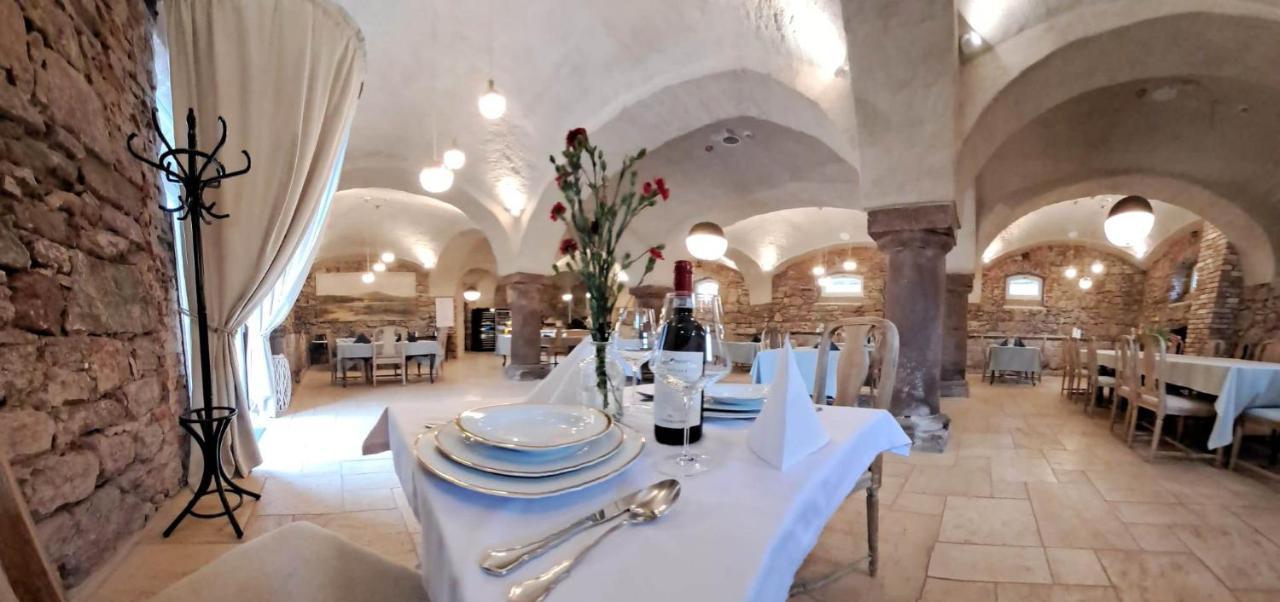 Zamek Sarny - Schloss Scharfeneck Kłodzko Buitenkant foto